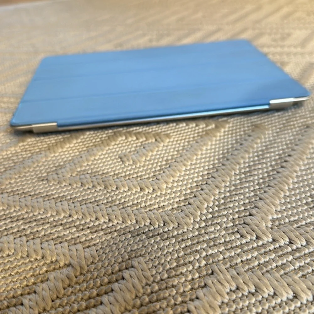 iPad 2nd gen - 16GB- with blue magnetic Apple ScreenProtector/ Cover